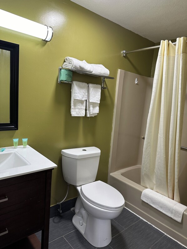 Room, 1 Queen Bed | Bathroom | Bathtub, towels - Wickford Motor Inn (North Kingstown)