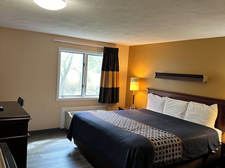 Room, 1 King Bed | Desk, free WiFi