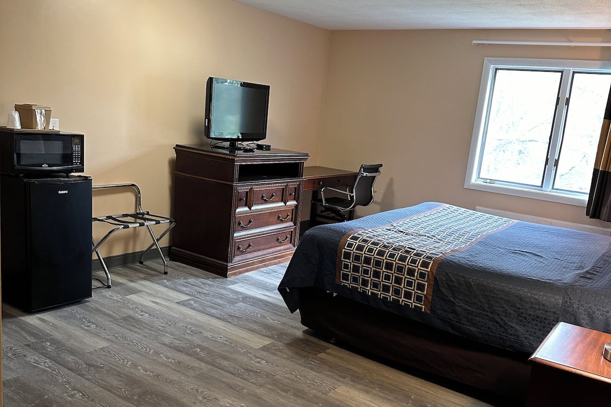 Room, 1 King Bed | Desk, free WiFi