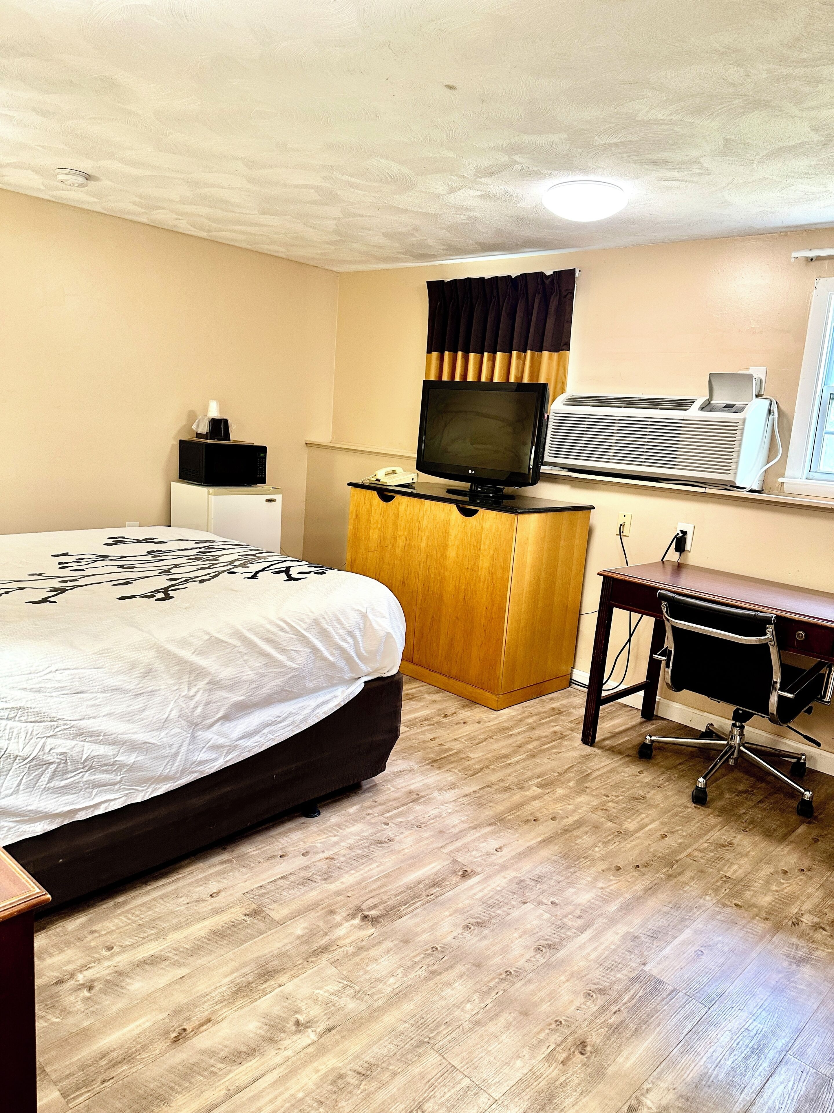 Basic Room, 1 Queen Bed, Ground Floor | Desk, free WiFi