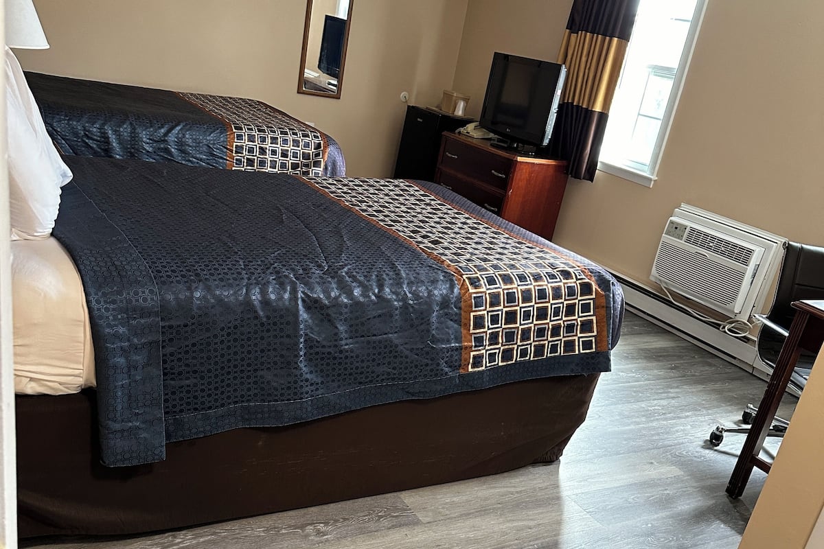 Room, 2 Double Beds | Desk, free WiFi