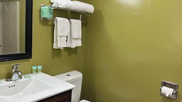 Habitación, 1 cama de matrimonio grande | Baño | Bañera y toallas