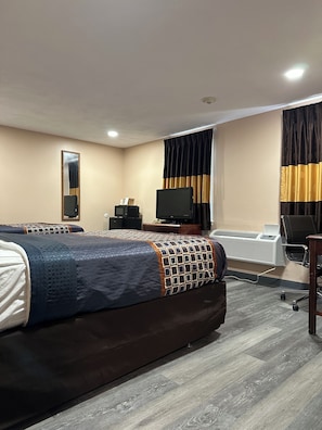 Habitación estándar, 2 camas dobles | Zona de estar | Televisión LED de 32 pulgadas con canales por cable, una televisión