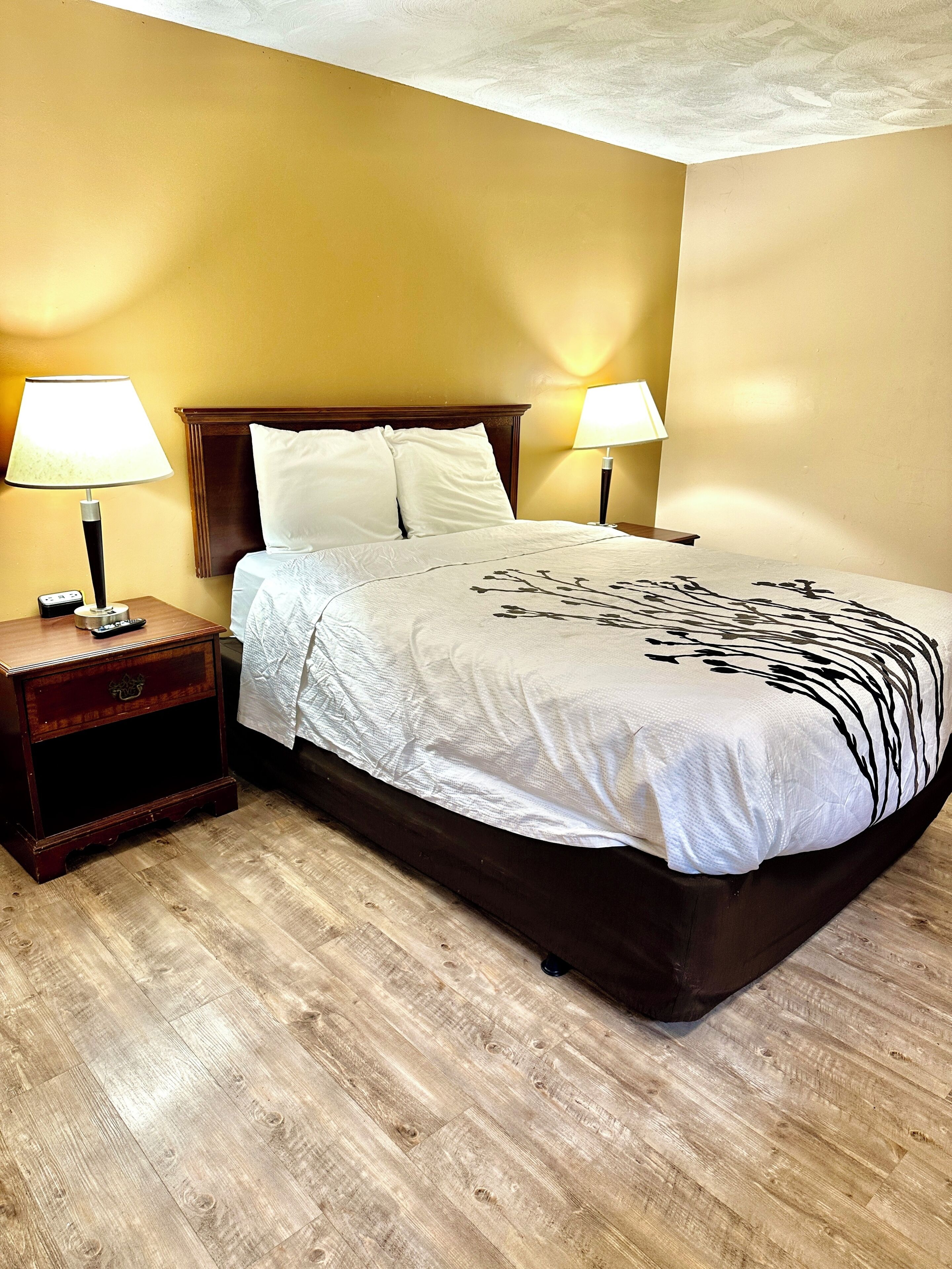 Basic Room, 1 Queen Bed, Ground Floor | Bathroom