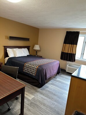 Room, 1 Queen Bed | Desk, free WiFi