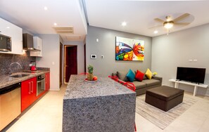 Condo Deluxe, 1 habitación, vista a la ciudad, en el área del patio | Área de sala de estar | Televisión de pantalla plana 