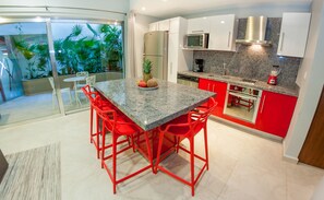 Deluxe Condo, 1 Bedroom, City View, Courtyard Area | In-room dining - In heart of town 1BR condo in steps distance from the 5th Av by Happy Address (Playa del Carmen)