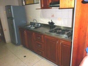 Refrigerador con freezer, microondas, horno, placa de cocina