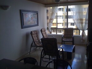Familienapartment, 3 Schlafzimmer, Stadtblick | Wohnbereich | Flachbildfernseher