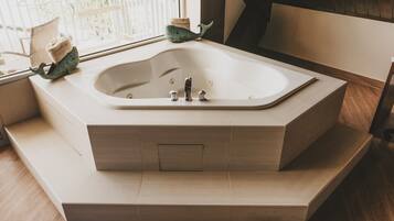 Presidential Room, Multiple Beds, Non Smoking | Private spa tub