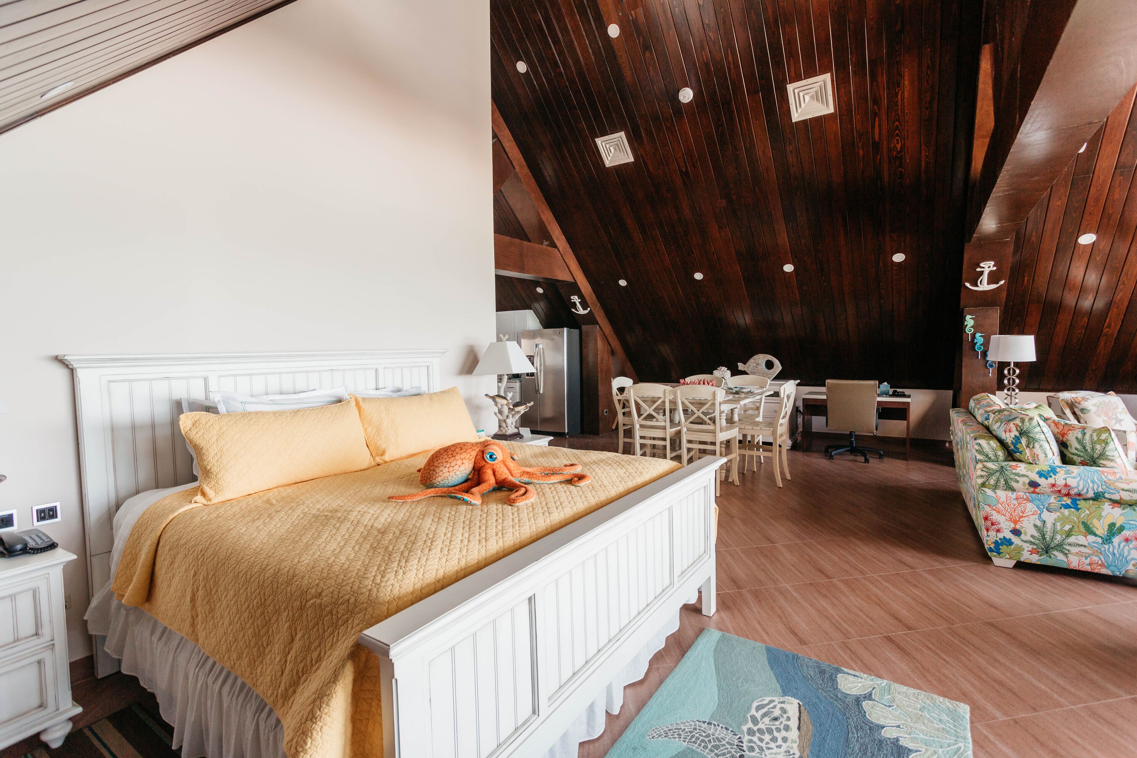 Chambre Présidentielle, plusieurs lits, non-fumeurs | Salle de séjour | Télévision à écran plat de 45 pouces avec chaînes par câble, télévision