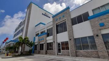 Welcome to Surfrider, a stylish building with a unique blend of white and stone architecture.