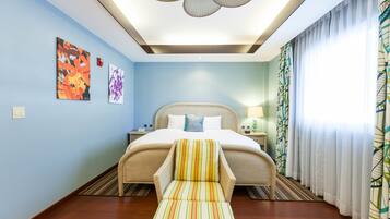 Standard Room, 1 King Bed, Non Smoking | Premium bedding, in-room safe, desk, iron/ironing board