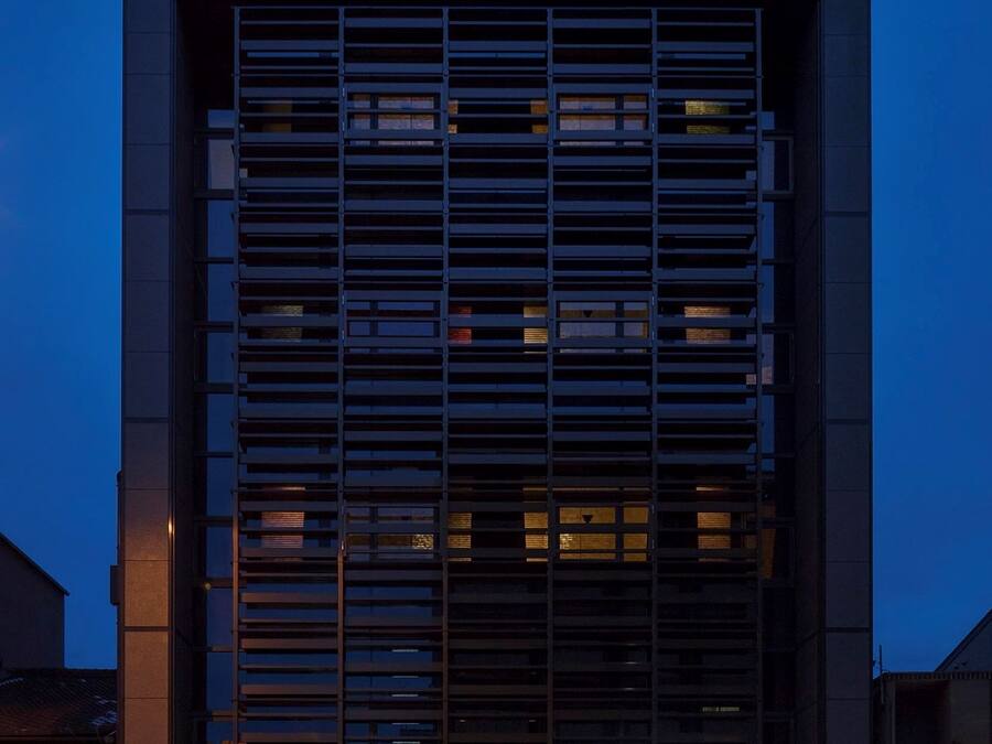 Voorkant accommodatie - avond/nacht