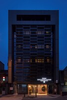 Ein modernes Hotelgebäude mit der Aufschrift "GOZAN HOTEL & SERVICED APARTMENT".