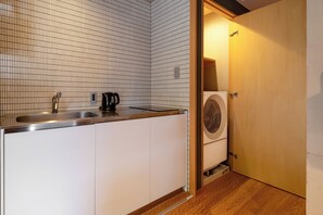 Microwave, coffee/tea maker, electric kettle - GOZAN HOTEL & SERVICED APARTMENT Higashiyama Sanjo (Kyoto)