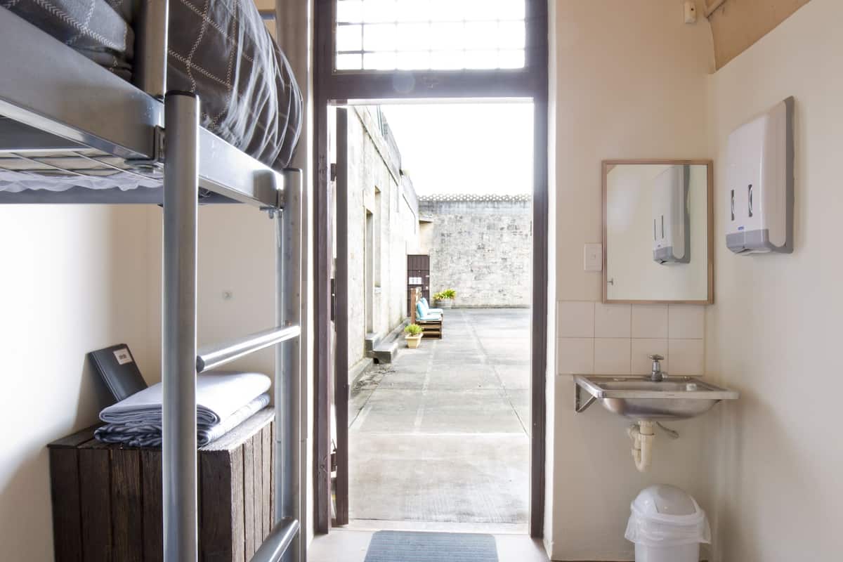 twin room | soundproofing, free wifi, bed sheets