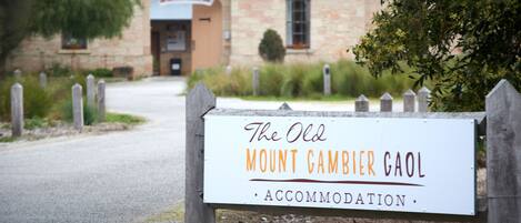 Señal para Old Mount Gambier Caol Accommodation.