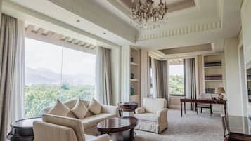 Suite Eksekutif | Seprai premium, selimut bulu angsa, minibar, dan brankas
