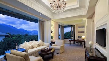 Deluxe Garden View Suite