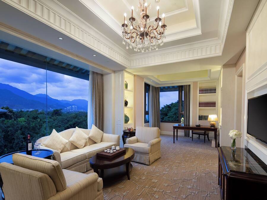 Premium bedding, down duvets, minibar, in-room safe