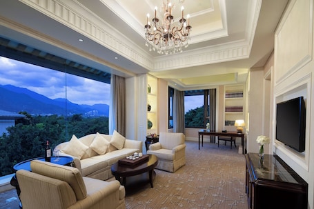 Deluxe Garden View Suite | Premium bedding, down comforters, minibar, in-room safe. The Carp Islet Resort