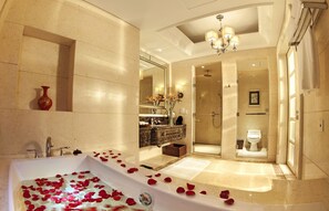 Executive suite | Badkamer | Een douche, gratis toiletartikelen, een haardroger, pantoffels