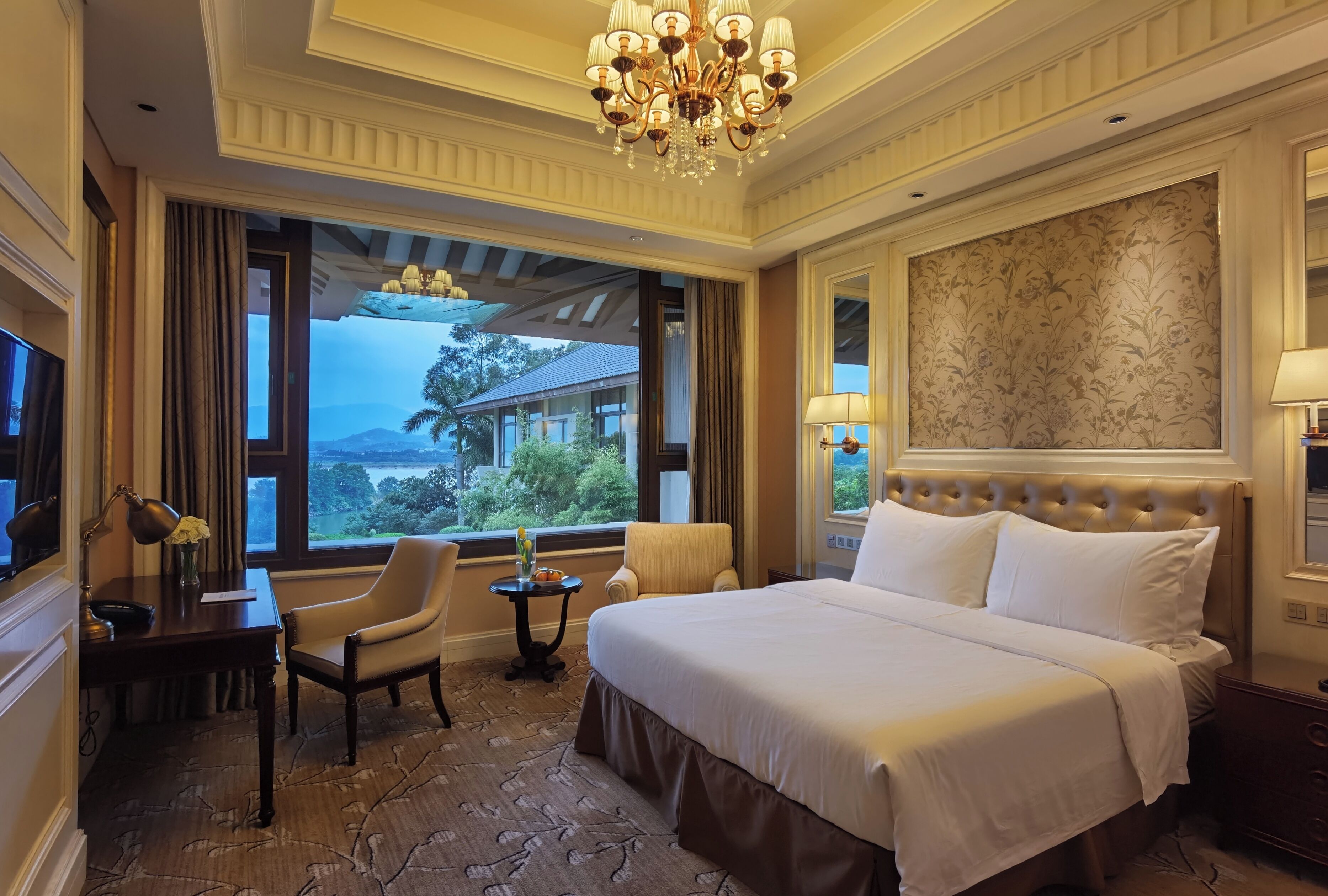 Ropa de cama de alta calidad, cubrecamas y minibar 