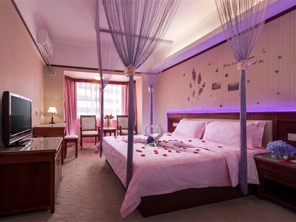 Bureau, rideaux occultants, fer et planche à repasser