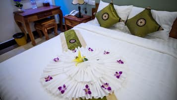 Escritorio, wifi gratis, ropa de cama