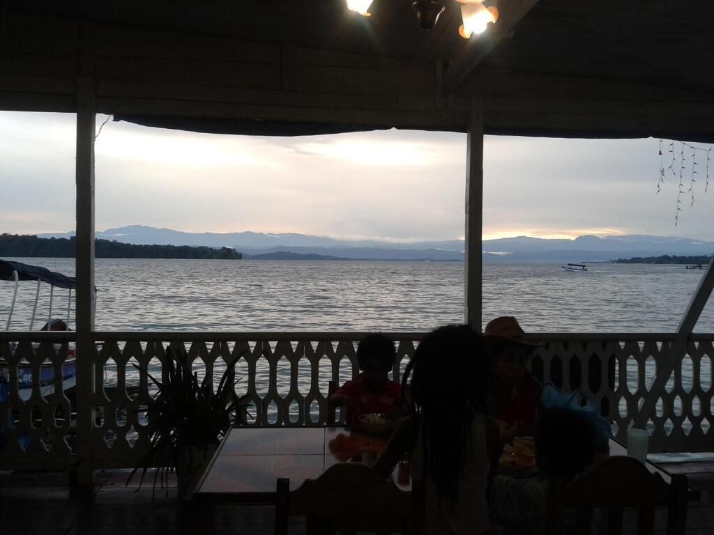 Serveert ontbijt, lunch, diner, Caribische gerechten 