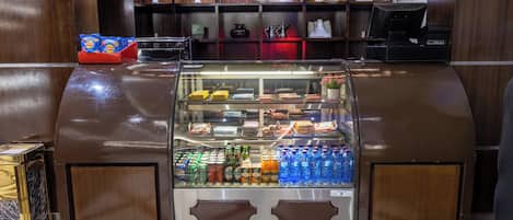Un dispensador automático de bebidas y aperitivos.