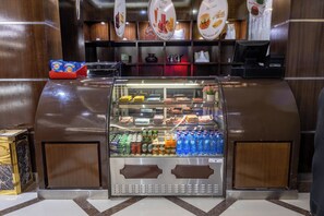 A self-service beverage dispenser with various drinks and snacks. - Al Muhaidb Residence Al Malaz 1 - Economic (Riyadh)