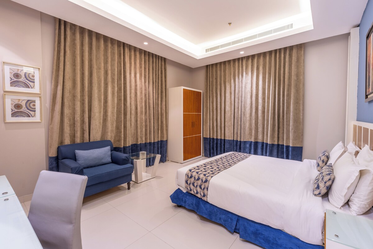 Apartment, 1 Bedroom | Peti besi dalam bilik, langsir/tirai gelap terus 