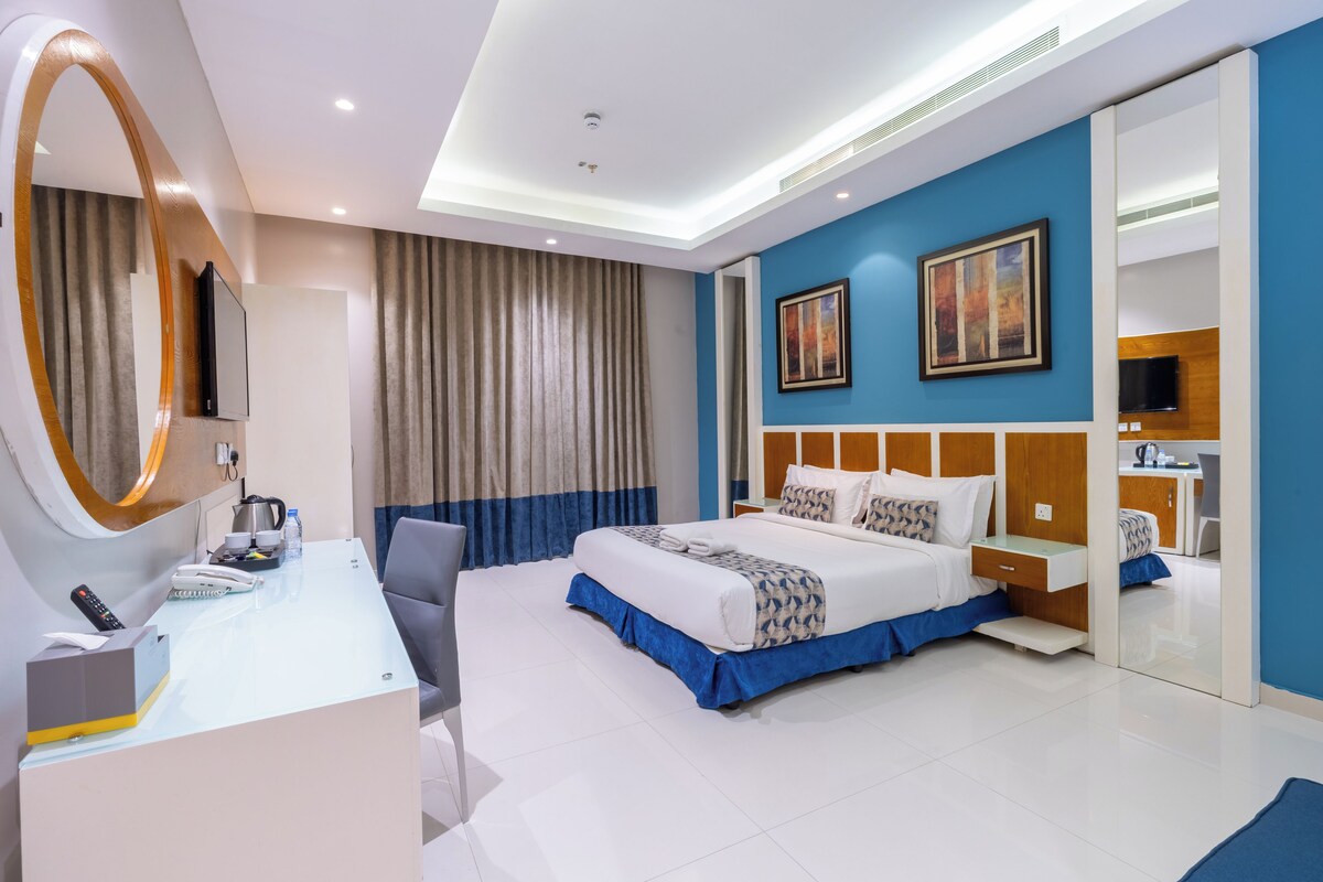 Double Room | Peti besi dalam bilik, langsir/tirai gelap terus 