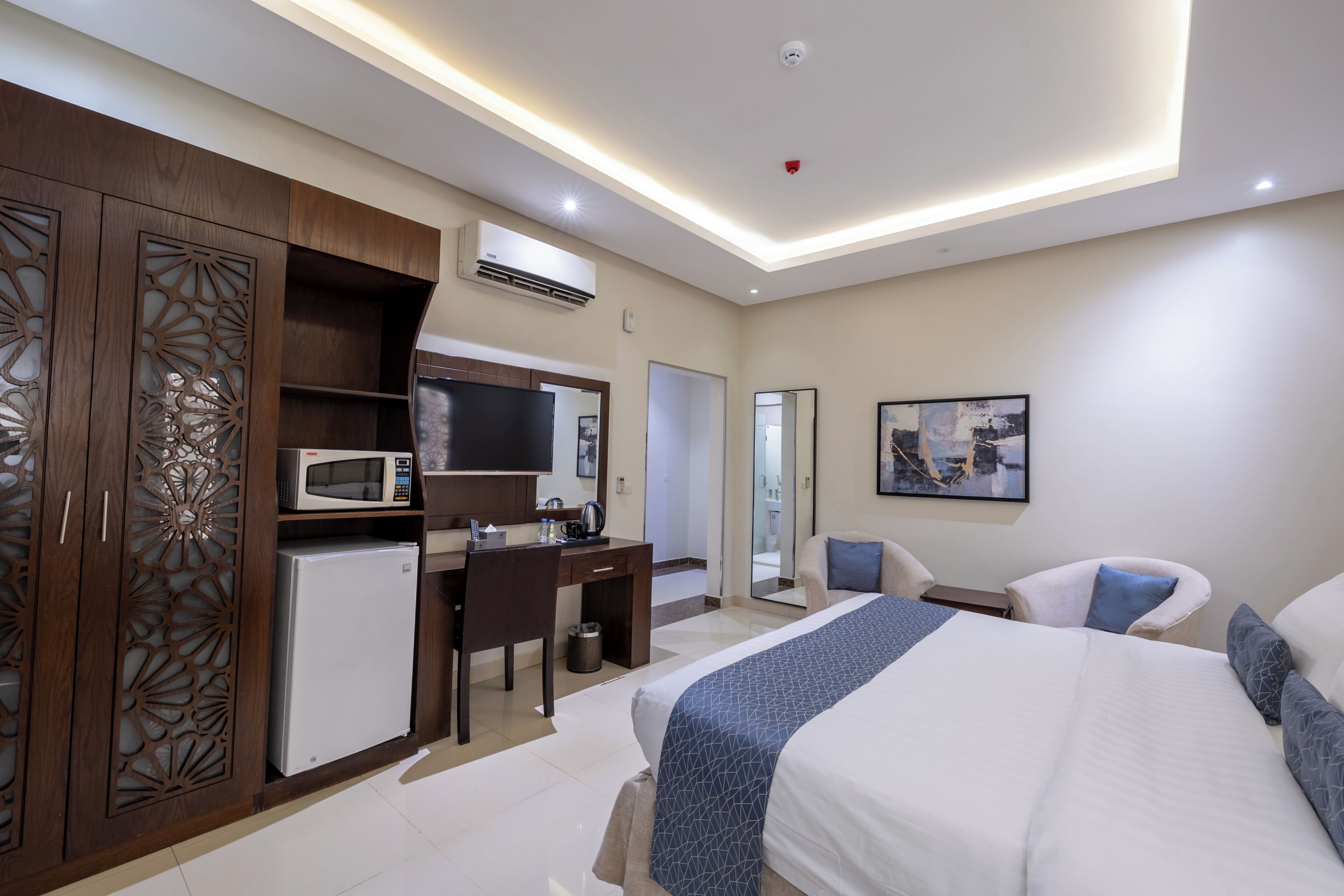 Double Room | Minibar, in-room safe, desk, iron/ironing board