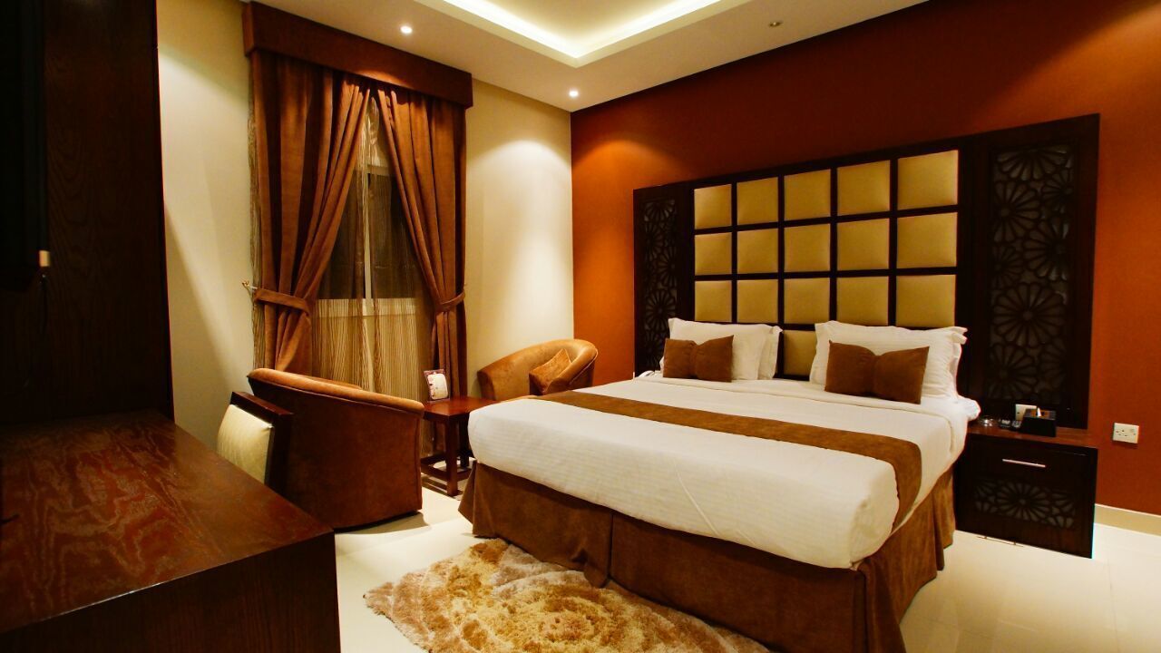 Minibar, in-room safe, desk, iron/ironing board