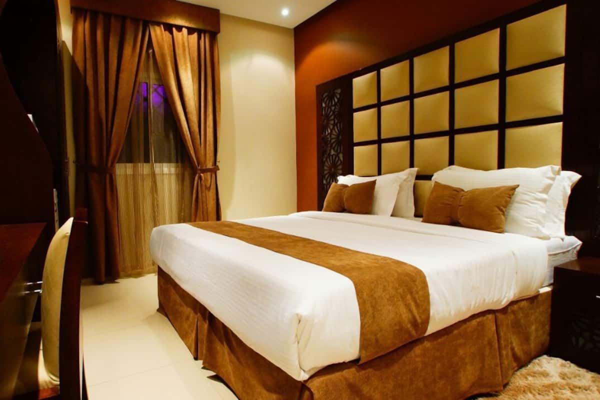Apartment, 1 Bedroom | 1 bedroom, minibar, in-room safe, desk