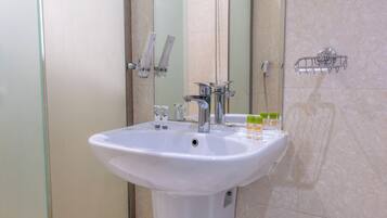 Double Room | Bathroom | Bathtub, free toiletries, hair dryer, bathrobes