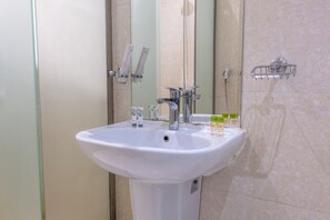 Bathtub, free toiletries, hair dryer, bathrobes