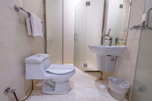Double Room | Bathroom | Bathtub, free toiletries, hair dryer, bathrobes - Al Muhaidb  Residence Al Narges - Economic (Riyadh)