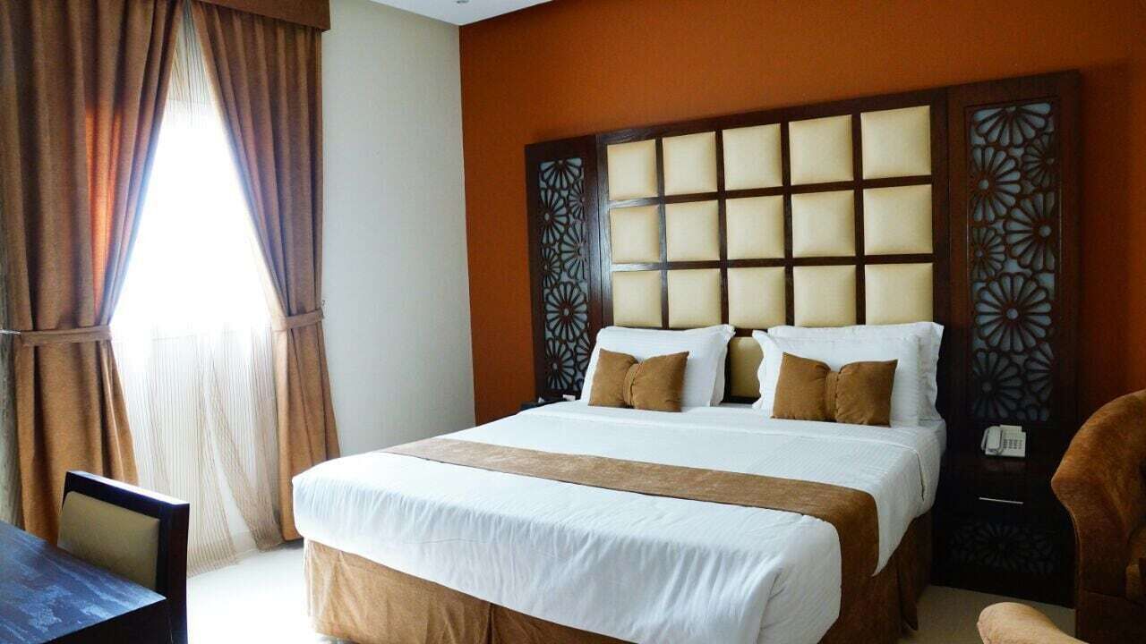 Minibar, in-room safe, desk, iron/ironing board