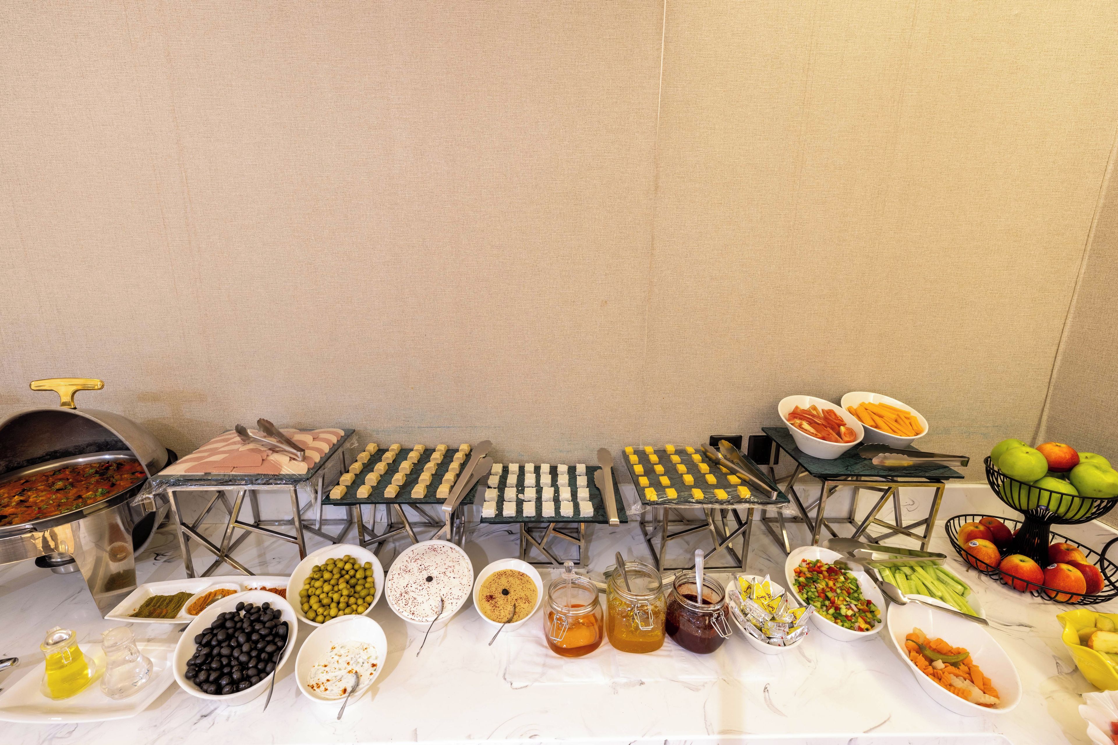 Une table de buffet proposant divers plats et accompagnements.