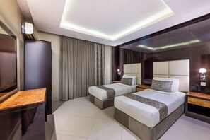 Habitación de hotel con dos camas, un espejo grande, un televisor y un diseño moderno en el techo.