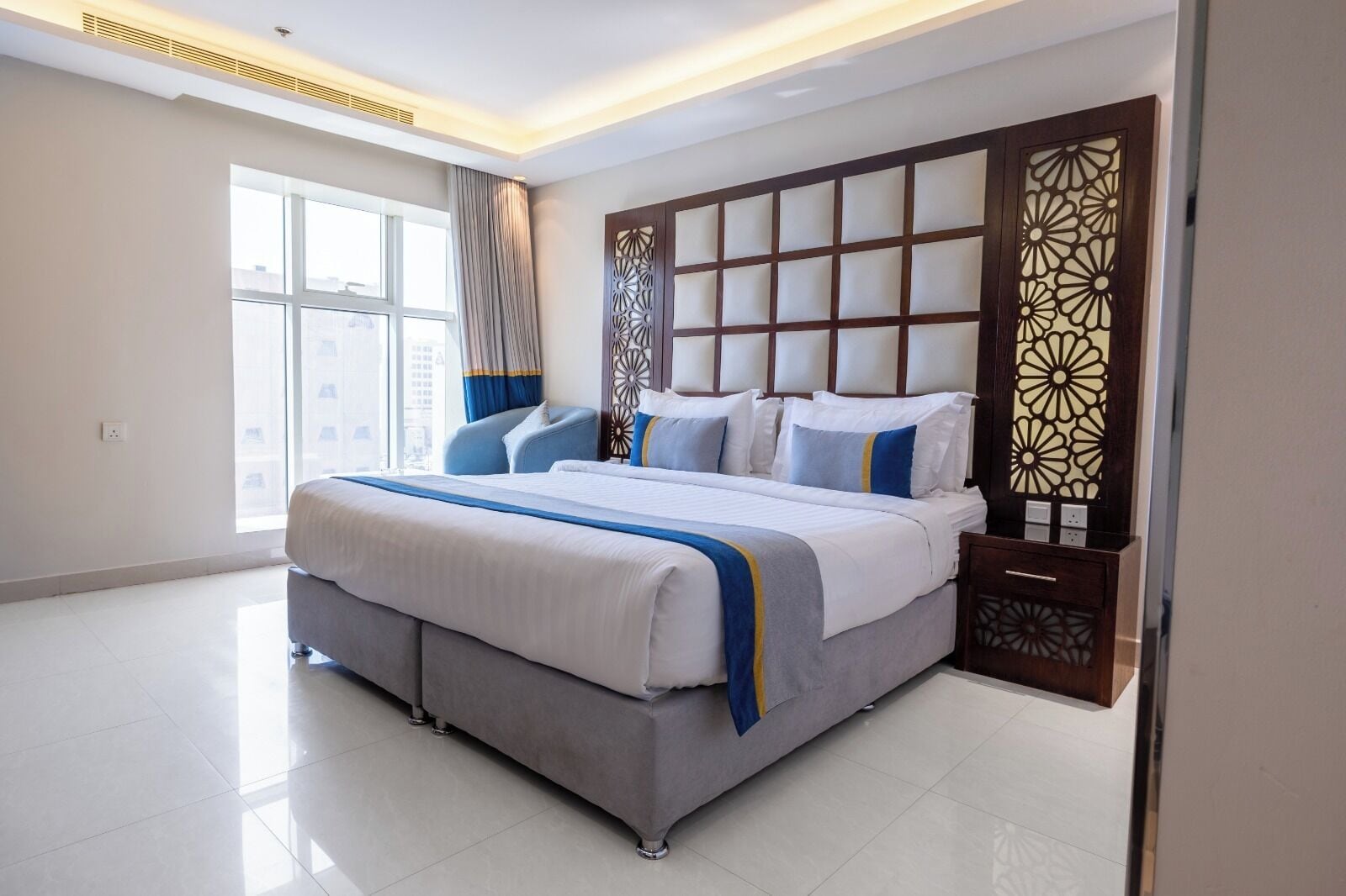 Estudio | Caja fuerte, escritorio, cortinas opacas y sistema de insonorización