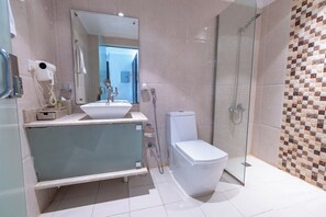 Douche, pantoufles, serviettes fournies