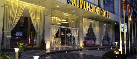 Fassade der Unterkunft – Abend/Nacht