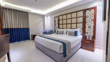 Estúdio | Cofres nos quartos, escrivaninha, cortinas blackout