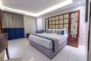 Estúdio | Cofres nos quartos, escrivaninha, cortinas blackout