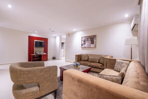 Apartemen, 1 kamar tidur | Ruang keluarga | TV LCD